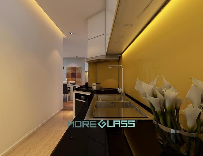 Trang trí mẫu kính ốp bếp màu vàng thư tươi tắn cho không gian nhà bếp thêm mới lạ đầy sức sống. Thiết kế phòng bếp đẹp và sang trọng